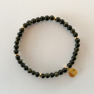 Stilrent armband med små pärlor i svart obsidian och detaljer i 18K guldpläterad 925 sterling silver, designat av svenska Livingstone Wikh Accessories.