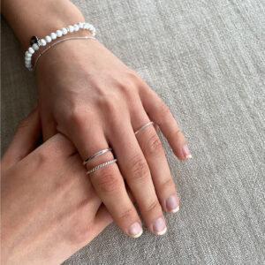 Zoé Ring – stilren tunn ring med mönstrad yta i rhodiumpläterat 925 sterling silver, från Livingstone Wikh Accessories.