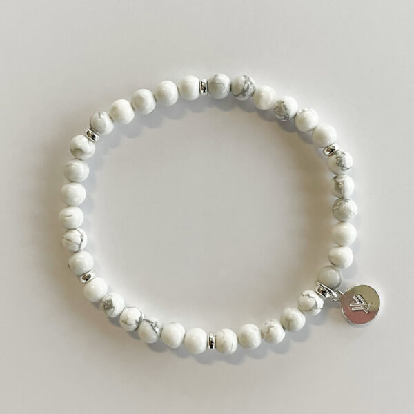 Stilrent armband med små pärlor i vit howlite med grå marmorering och platinapläterade 925 sterling silver detaljer, från Livingstone Wikh Accessories.