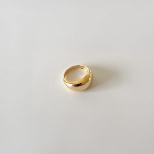 Margaux Ring i 18K guldpläterat 925 sterling silver med rundad, polerad form – stilren bolded ring från Livingstone Wikh Accessories.