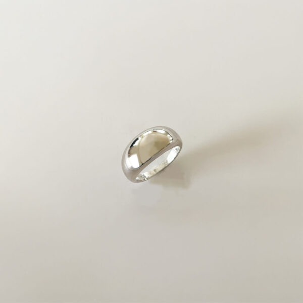Margaux Ring i platinapläterat 925 sterling silver med rundad, polerad form – stilren bolded ring från Livingstone Wikh Accessories.