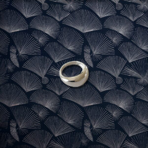 Margaux Ring i platinapläterat 925 sterling silver med rundad, polerad form – stilren bolded ring från Livingstone Wikh Accessories.