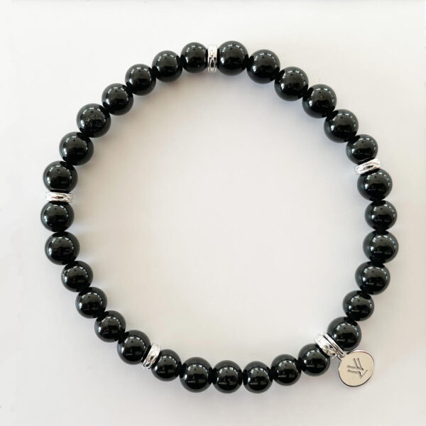 Stilrent armband i svart obsidian med silverdetaljer. En hållbar accessoar från svenskt designmärke – tidlös design för dig som vill bära medvetet