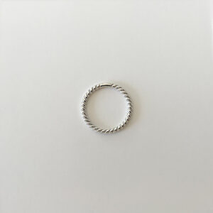 Noelle Ring i rhodiumpläterat 925 sterling silver – stilren smal mönstrad ring från Livingstone Wikh Accessories