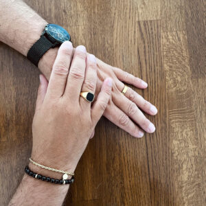 Stilrent armband i guldapläterad 925 sterling silver med klassisk Rope-länk och diskret berlock från Livingstone Wikh Accessories.