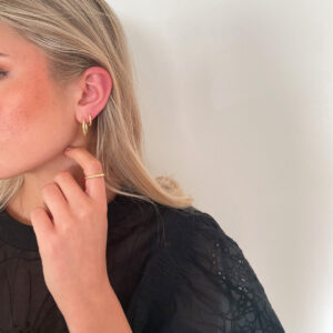 Nour Earring, Small – små hoop-örhängen i 18K guldpläterat silver med strukturerad yta från Livingstone Wikh Accessories