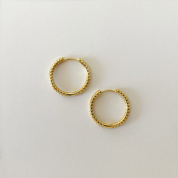 Nour Earring, Large – stora hoop-örhängen i 18K guldpläterat silver med strukturerad yta från Livingstone Wikh Accessories