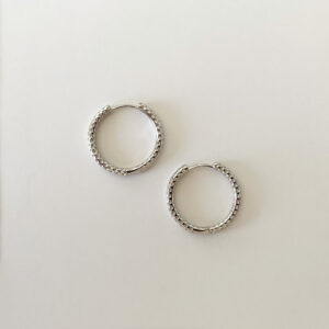 Nour Earring, Large – stora hoop-örhängen i rhodiumpläterat silver med strukturerad yta från Livingstone Wikh Accessories