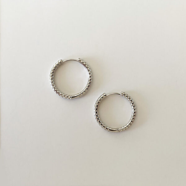 Nour Earring, Large – stora hoop-örhängen i rhodiumpläterat silver med strukturerad yta från Livingstone Wikh Accessories
