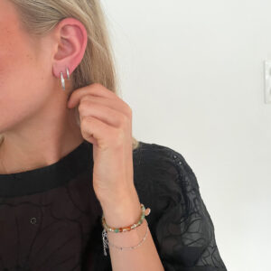 Nour Earring, Large – stora hoop-örhängen i rhodiumpläterat silver med strukturerad yta från Livingstone Wikh Accessories