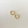 Nour Earring, Small – små hoop-örhängen i 18K guldpläterat silver med strukturerad yta från Livingstone Wikh Accessories