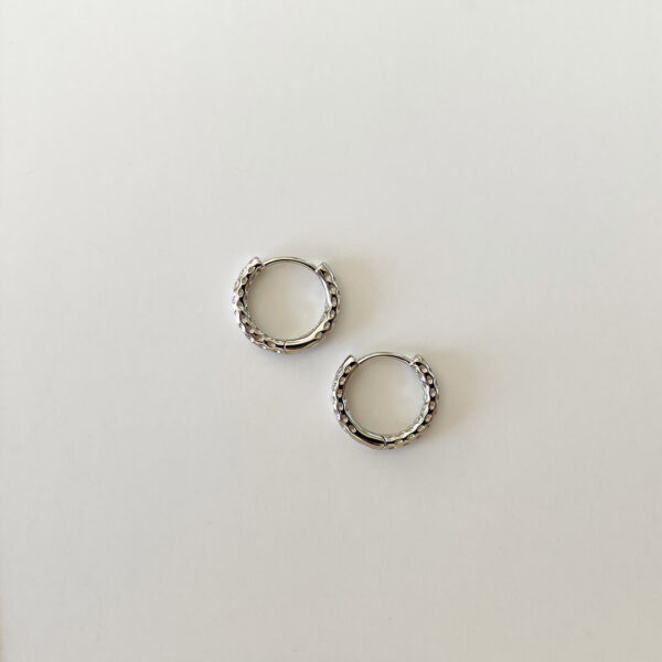 Nour Earring, Small – små hoop-örhängen i rhodiumpläterat silver med strukturerad yta från Livingstone Wikh Accessories