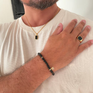 Stilrent halsband i 18K guldpläterad 925 sterling silver med rektangulärt hänge i svart onyx, designat av svenska Livingstone Wikh Accessories.