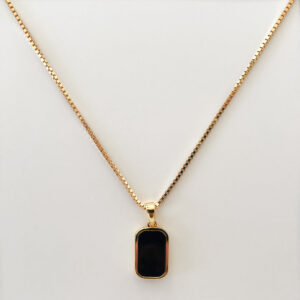 Stilrent halsband i 18K guldpläterad 925 sterling silver med rektangulärt hänge i svart onyx, designat av svenska Livingstone Wikh Accessories.