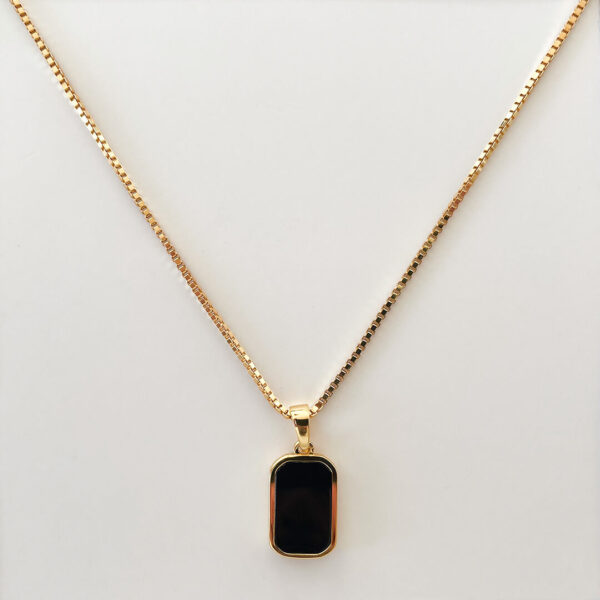 Stilrent halsband i 18K guldpläterad 925 sterling silver med rektangulärt hänge i svart onyx, designat av svenska Livingstone Wikh Accessories.