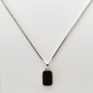 Stilrent halsband i rhodiumpläterad 925 sterling silver med rektangulärt hänge i svart onyx, designat av svenska Livingstone Wikh Accessories.