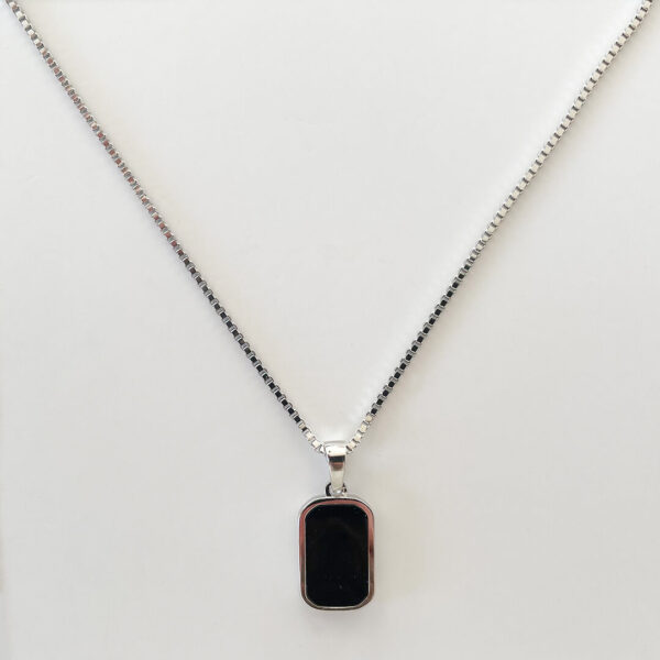 Stilrent halsband i rhodiumpläterad 925 sterling silver med rektangulärt hänge i svart onyx, designat av svenska Livingstone Wikh Accessories.