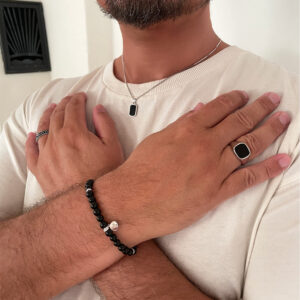 Stilrent armband i svart obsidian med silverdetaljer. En hållbar accessoar från svenskt designmärke – tidlös design för dig som vill bära medvetet