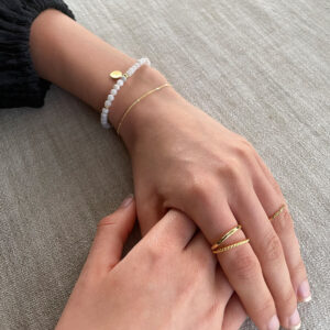 Stilrent armband i 18K guldpläterad 925 sterling silver med blanka detaljer, från Livingstone Wikh Accessories