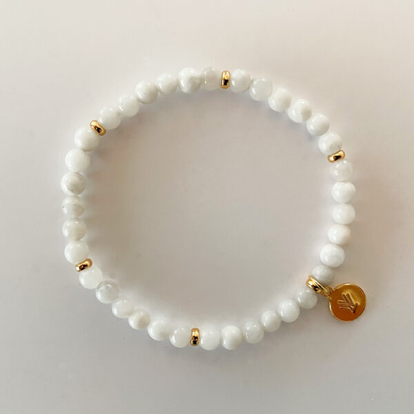Stilrent armband med små pärlor i vit agat och detaljer i 18K guldpläterad 925 sterling silver, designat av svenska Livingstone Wikh Accessories.