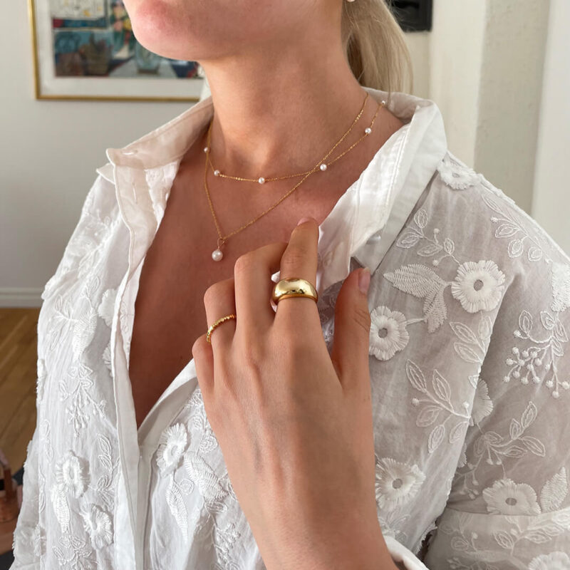 Stilrent halsband i 18K guldpläterad 925 sterling silver med pärlhänge och justerbar kedja, designat av Livingstone Wikh Accessories.