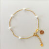 Stilrent armband i 18K guldpläterad 925 sterling silver med fem sötvattenspärlor och justerbar kedja, designat av Livingstone Wikh Accessories.