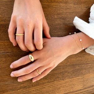 Stilrent armband i 18K guldpläterad 925 sterling silver med fem sötvattenspärlor och justerbar kedja, designat av Livingstone Wikh Accessories.