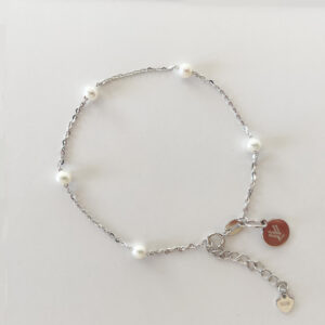 Stilrent armband i platinapläterad 925 sterling silver med fem sötvattenspärlor och justerbar kedja, designat av Livingstone Wikh Accessories.