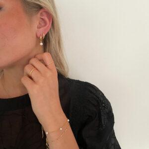 Pearl Earring – stilrena hoop-örhängen i 18K guldpläterat silver med vit sötvattenpärla från Livingstone Wikh Accessories