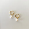 Pearl Earring – stilrena hoop-örhängen i 18K guldpläterat silver med vit sötvattenpärla från Livingstone Wikh Accessories