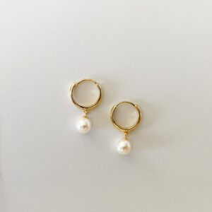 Pearl Earring – stilrena hoop-örhängen i 18K guldpläterat silver med vit sötvattenpärla från Livingstone Wikh Accessories