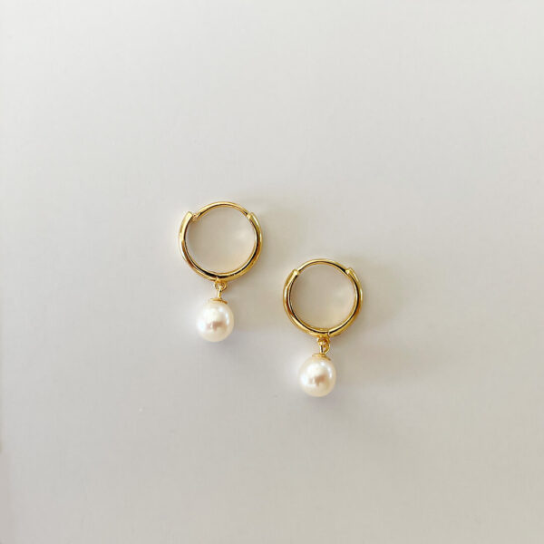 Pearl Earring – stilrena hoop-örhängen i 18K guldpläterat silver med vit sötvattenpärla från Livingstone Wikh Accessories