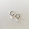 Pearl Earring – stilrena hoop-örhängen i rhodiumpläterat silver med vit sötvattenpärla från Livingstone Wikh Accessories