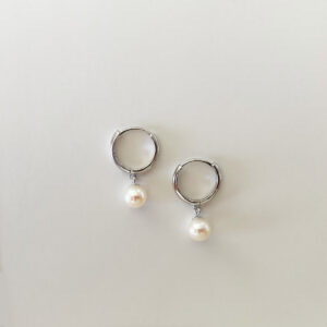 Pearl Earring – stilrena hoop-örhängen i rhodiumpläterat silver med vit sötvattenpärla från Livingstone Wikh Accessories