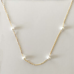 Stilrent halsband i 18K guldpläterad 925 sterling silver med tio sötvattenspärlor och justerbar kedja, designat av Livingstone Wikh Accessories.Stilrent halsband i 18K guldpläterad 925 sterling silver med tio sötvattenspärlor och justerbar kedja, designat av Livingstone Wikh Accessories.