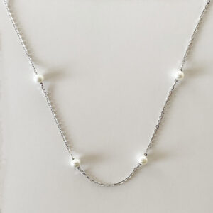 Stilrent halsband i platinapläterad 925 sterling silver med tio sötvattenspärlor och justerbar kedja, designat av Livingstone Wikh Accessories.