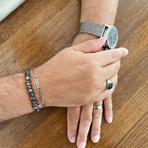 Roche Bracelet – stilrent armband i grå labradorit med skiftande blå toner och silverpläterade detaljer från Livingstone Wikh Accessories.