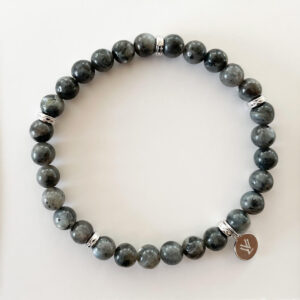 Roche Bracelet – stilrent armband i grå labradorit med skiftande blå toner och silverpläterade detaljer från Livingstone Wikh Accessories.