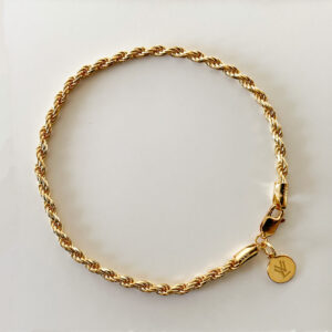 Stilrent armband i guldapläterad 925 sterling silver med klassisk Rope-länk och diskret berlock från Livingstone Wikh Accessories.