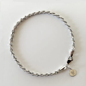 Stilrent armband i platinapläterad 925 sterling silver med klassisk Rope-länk och diskret berlock från Livingstone Wikh Accessories.