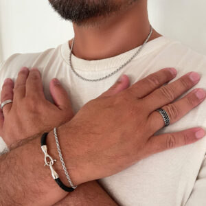 Stilrent armband i svart flätat läder med ankarlås i 925 sterling silver från Livingstone Wikh Accessories