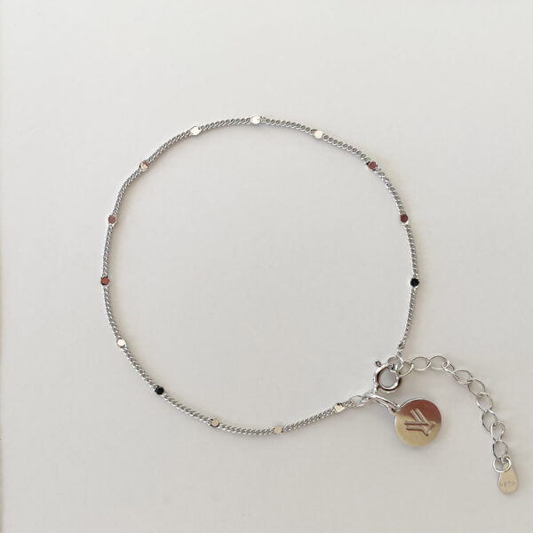 Stilrent armband i rhodiumpläterad 925 sterling silver med blanka detaljer, från Livingstone Wikh Accessories