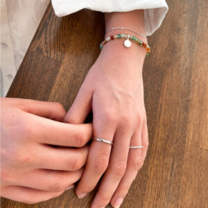 Stilrent armband med små pärlor i agat mix i gröna, bärnstensfärgade, vita och röda toner samt platinapläterade 925 sterling silver detaljer från Livingstone Wikh Accessories.