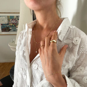 Stilrent halsband i 18K guldpläterad 925 sterling silver med blanka detaljer, från Livingstone Wikh Accessories