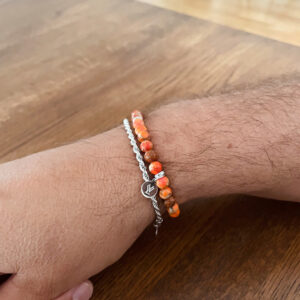 Armband med pärlor i havssediment imperial jaspis i varma nyanser av orange och rött, med silver detaljer. Designat i Sverige.