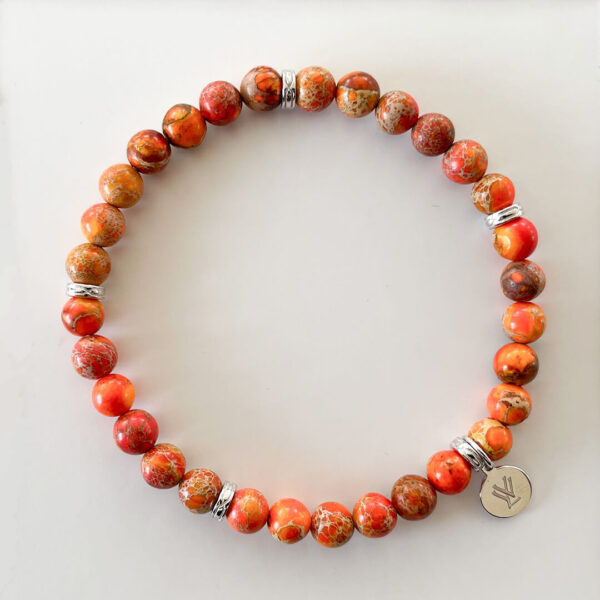 Armband med pärlor i havssediment imperial jaspis i varma nyanser av orange och rött, med silver detaljer. Designat i Sverige.