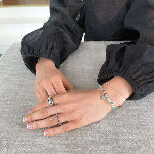 Elise Ring i platinapläterad 925 sterling silver med rundad struktur – stilren ring med karaktär från Livingstone Wikh Accessories.