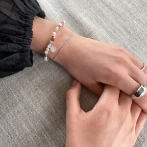 Stilrent armband i rhodiumpläterad 925 sterling silver med blanka detaljer, från Livingstone Wikh Accessories