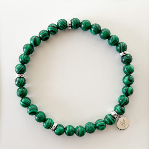 Stilrent armband i imiterad malakit med silverpläterade detaljer från svenska designmärket Livingstone Wikh Accessories.