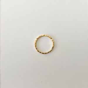 Zoé Ring – stilren tunn ring med mönstrad yta i 18K guldpläterat 925 sterling silver, från Livingstone Wikh Accessories.